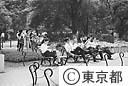 公園で昼休みをとるサラリーマン