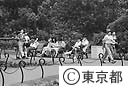 公園でくつろぐ若者