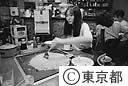 モンジャ焼を作る女性