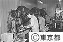 プレス機器を操作する人
