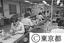 おもちゃ工場で働く女性