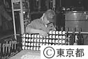 メッキ工場で働く人