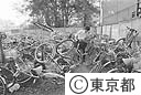 駅の自転車置場に積った自転車