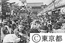 三社祭のみこしが、仲見世を通る