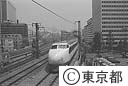 都庁の中を横切る新幹線
