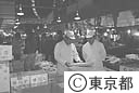 築地の中央卸売市場で食品を検査する、市場衛生検査所の職員