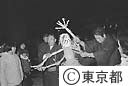 板橋の田遊びまつり、「よねぼう」というわら人形が弁当を持って現われる
