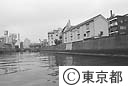 日本橋川ぞいには、酒の倉庫など、海運が盛んだったころをしのばせるものも多い