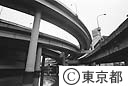日本橋川の水面から見上げる　首都高速道路江戸橋インター