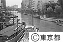 柳橋付近にけい留されているつり船