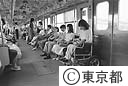 車イスで電車に乗るときは、ドアの横に座ることになる