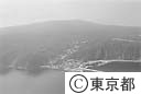 三原山と岡田港