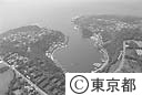 波浮港全景、波浮は、元火口だった場所を利用した天然の良港