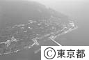 利島の桟橋と、集落