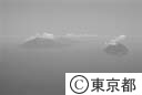八丈小島（右）と八丈島の遠景