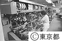 売価を決定するため検定用に、繭から生糸を紡ぐ