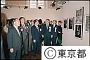 トーキョーアパリの東京の写真展を視察する鈴木知事