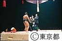 大相撲パリ公演で優勝した千代の富士関にカップを渡す、パリのシラク市長と鈴木知事