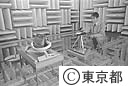 音響試験のための無響室で、騒音測定の用意をする職員