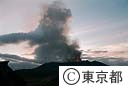 噴煙を上げる三原山