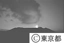 火口噴火５日目の夜明け、広がった溶岩の反射で上空の雲も赤くなる
