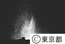 夜間も噴き上げる三原山の溶岩