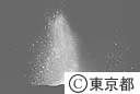 空高く噴き上げられる溶岩