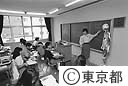 看護学校の講義、看護師を目ざす男性も混じる