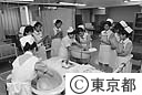 人形を使って、沐浴の実習をする看護学生