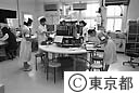 ナースステーションで先輩看護師の指導を受ける看護学生