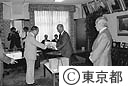都議会議長室で行なわれた永年勤続議員に記念品を贈る催し