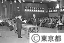 環境・食品衛生優良施設、知事賞贈呈の賞状を手渡す鈴木知事