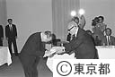長期計画懇談会の報告を受け取る鈴木知事