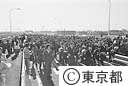 環状七号線全線開通、青砥橋で渡りぞめをする人々