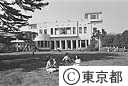 庭園美術館の庭でくつろぐ親子