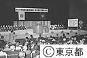 東京都名誉都民顕彰、都功労者表彰式であいさつする鈴木知事