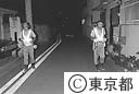 漏水防止のため、発見機をつかう作業隊
