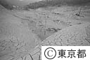 渇水でひび割れした下久保ダム