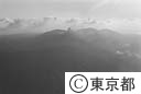 噴煙を上げる三原山