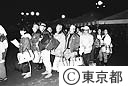 大島三原山噴火。一時帰島で乗船する島民たち
