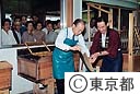 西多摩地域　陶芸の家、軍道紙工房など鈴木知事視察