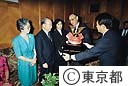 鈴木都知事とシリーフ・カイロ県知事、プレゼント交換