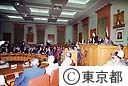 カイロ県庁ホールで演説する鈴木知事。