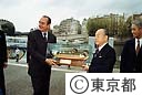屋形船の引き渡し式（模型の屋形船を手渡す右、鈴木知事と左、シラク・パリ市長）