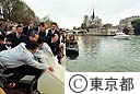 パリ・セーヌ川で鯉を放流（手前から、小倉議長、シラク・パリ市長、鈴木都知事）