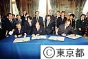 東京、パリ共同宣言調印（左から小倉都議会議長、鈴木知事、シラク・パリ市長）