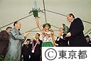 パリ駅伝優勝者の表彰式（左鈴木知事、右シラク・パリ市長）