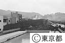 溶岩に埋まった阿古小中学校手前はプール