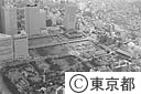 新宿西口公園と副都心の高層ビル群（空撮）