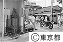 石仏のある街（人と車の通っている中で石仏がある）